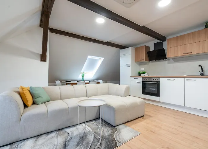 B-Home Apartments - Stylovy Podkrovny Apartman 74 M2 Trenčín képek